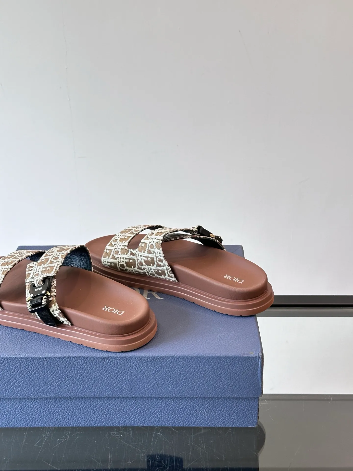 Factory price: 300💰Dior Aqua men's sandals and slippers. Showcasing Dior haute couture design. The Dior gray suede strap is accented with an aluminum Dior buckle for added style. Paired with a comfortable tonal notch sole, they pair easily with shorts or jeans for a sophisticated look. Main body: suede cow leather, technical fabric lining: cow leather, with adjustable straps, aluminum Dior buckle, Dior gray EVA insole, tonal notch rubber outsole splicing structure👌👌 size: 38-44 (45.46 customized)